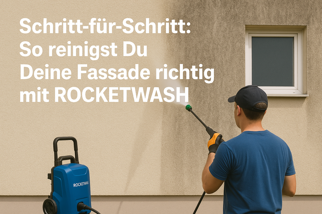 Ein Mann reinigt mit einem Hochdruckreiniger eine verschmutzte Hausfassade.