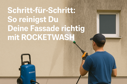 Ein Mann reinigt mit einem Hochdruckreiniger eine verschmutzte Hausfassade.