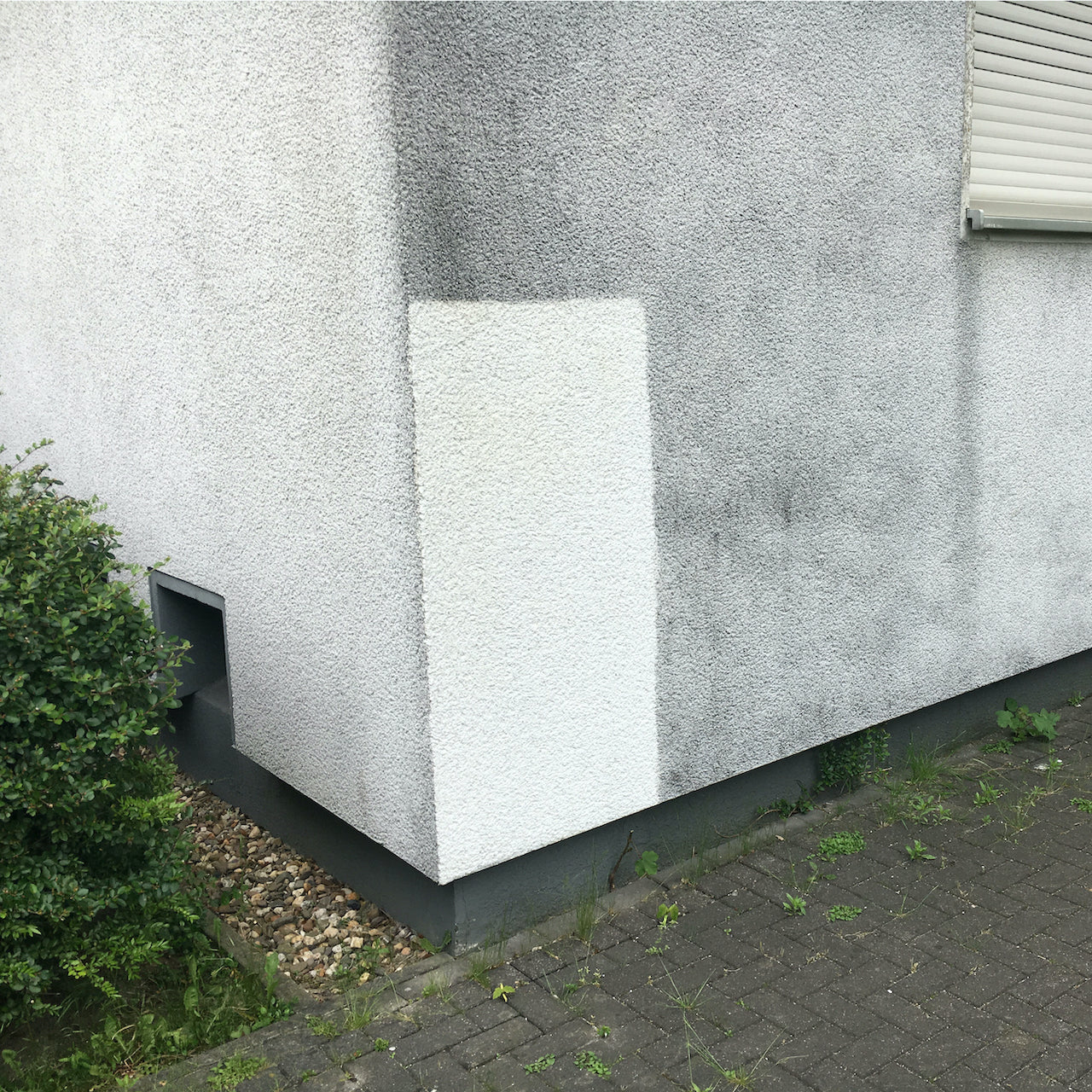 Anhand einer Probefläche erhält man einen Eindruck, wie gut der Fassadenreiniger StarWhite wirkt.