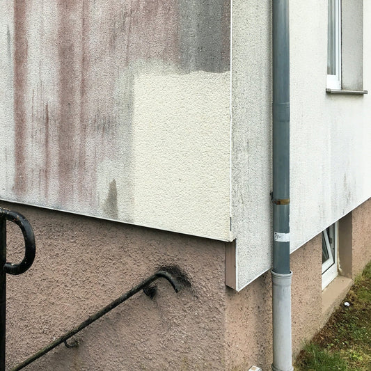 Testfläche mit dem Fassadenreiniger StarWhite.